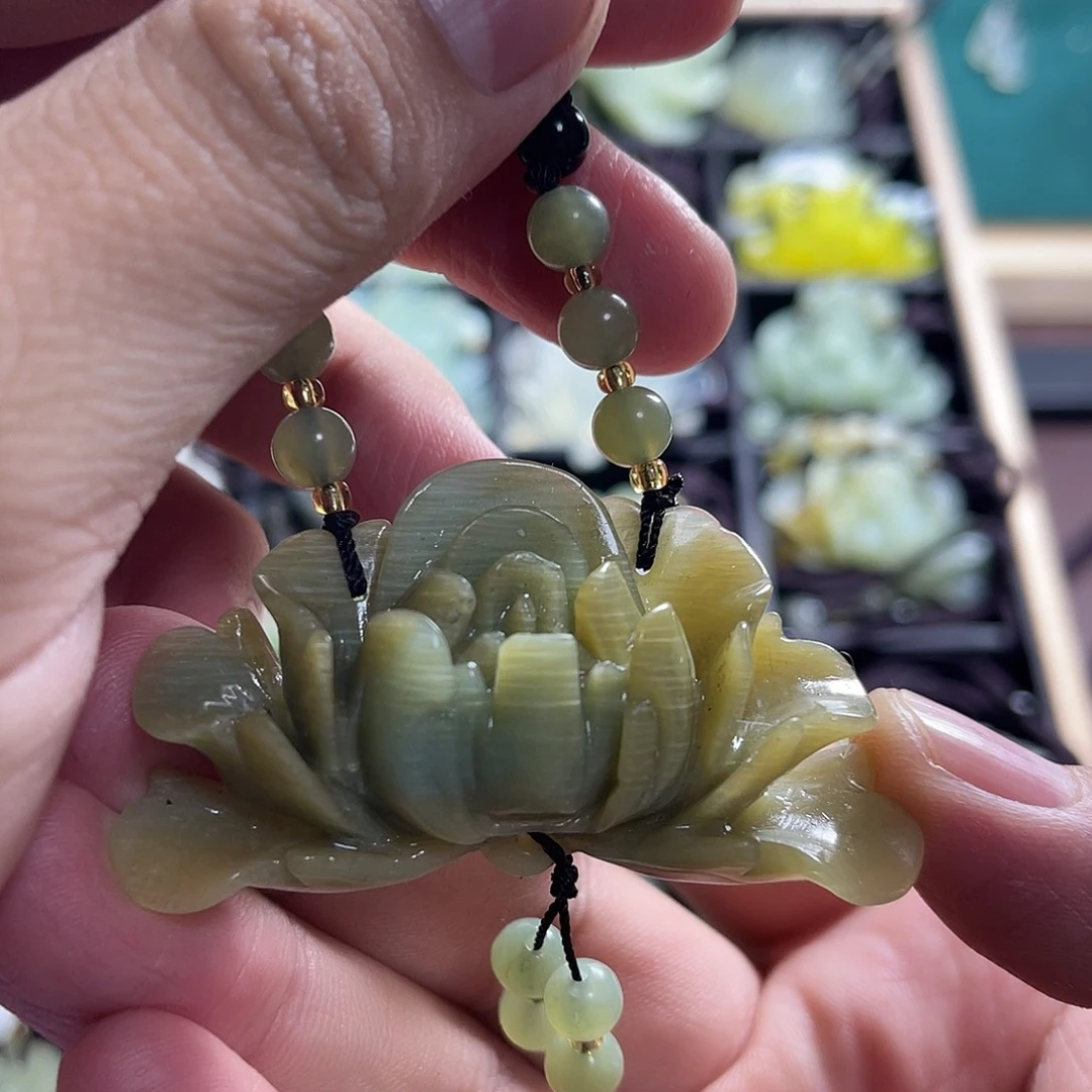 蛇纹石玉未镶嵌颈饰