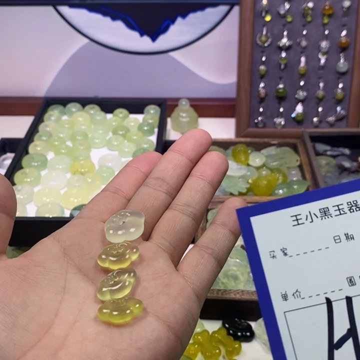 蛇纹石玉颈饰未镶嵌一**达