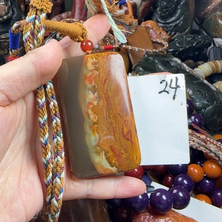 未镶嵌透闪石质玉珠宝奇石