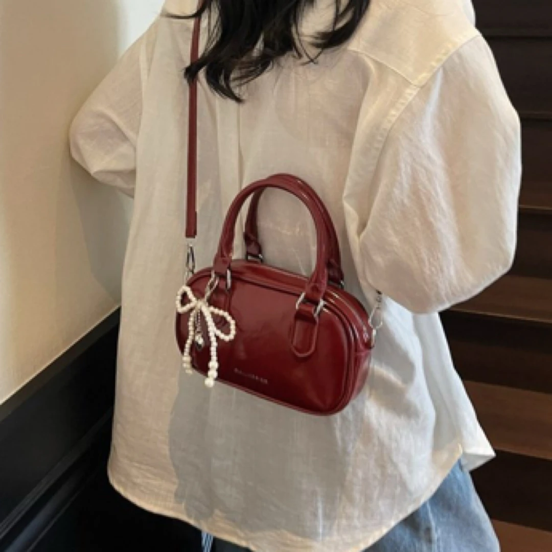 超火红色休闲保龄球包包女2025新款轻奢小众设计高级感斜挎枕头包
