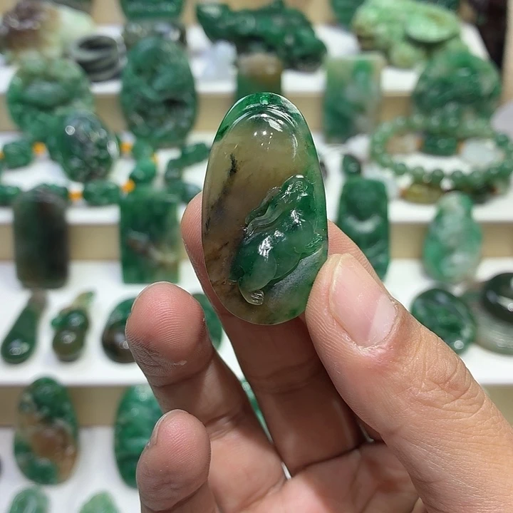 独山玉未镶嵌颈饰兔