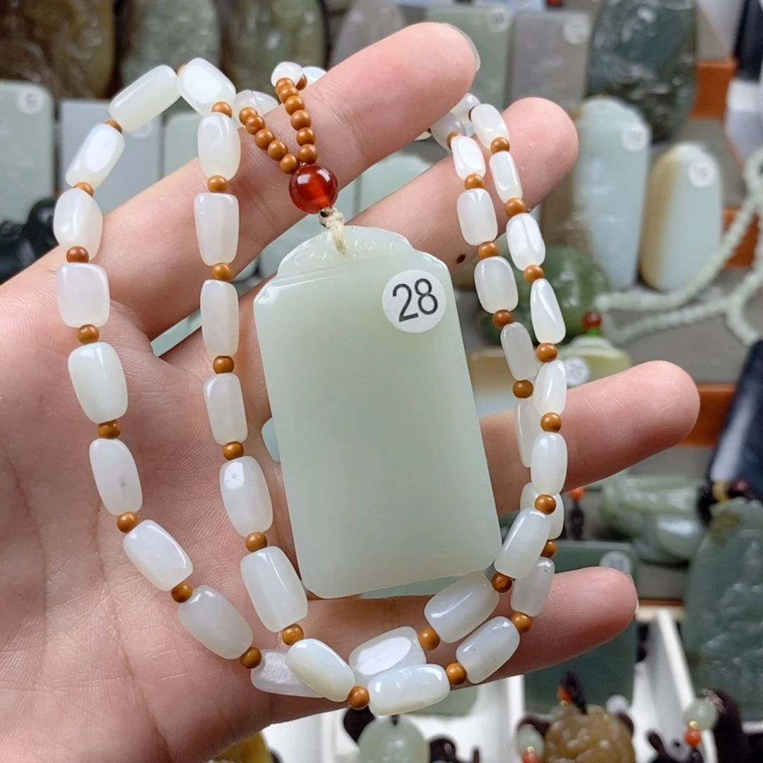 颈饰未镶嵌和田玉（白玉）