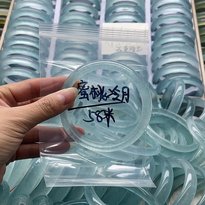 蜜***月石英质玉未镶嵌手镯