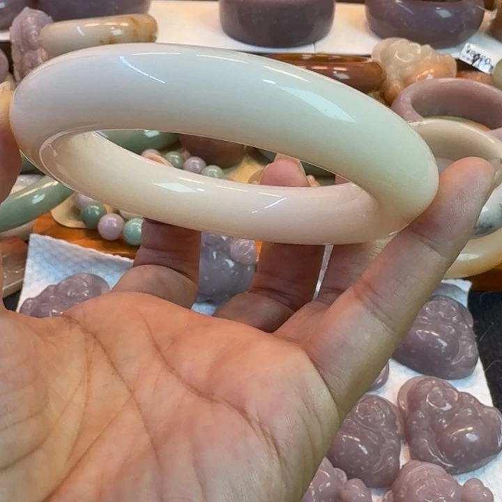 石英岩玉未镶嵌手镯