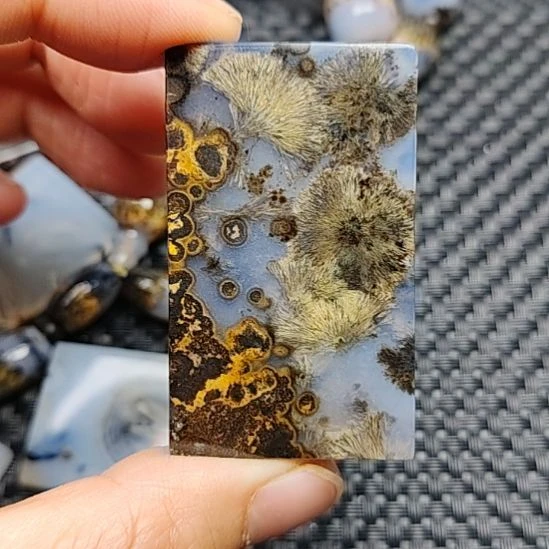 夏***哎玛瑙/玉髓未镶嵌颈饰