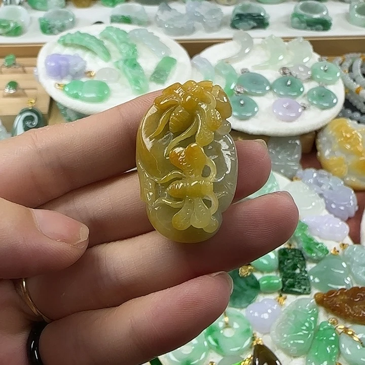 翡翠未镶嵌颈饰蜜蜂挂件