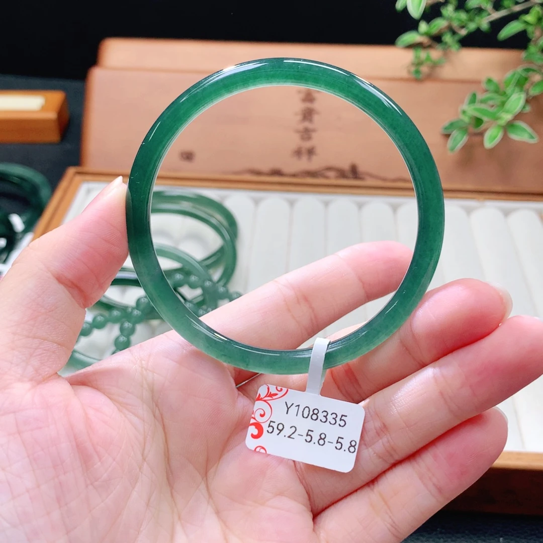 翡翠未镶嵌手镯（圆镯）