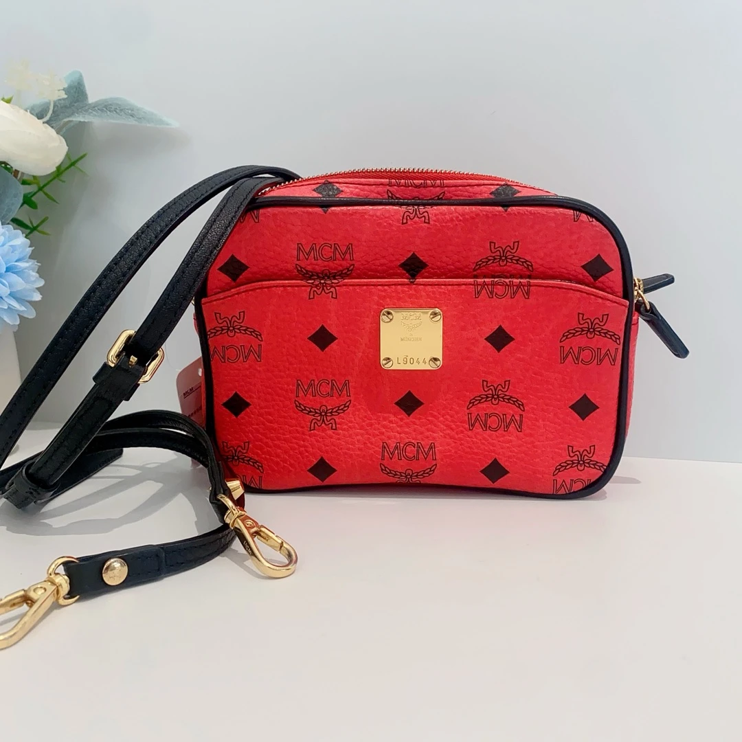 95新 MCM 玫红色相机包16357704单肩包二奢