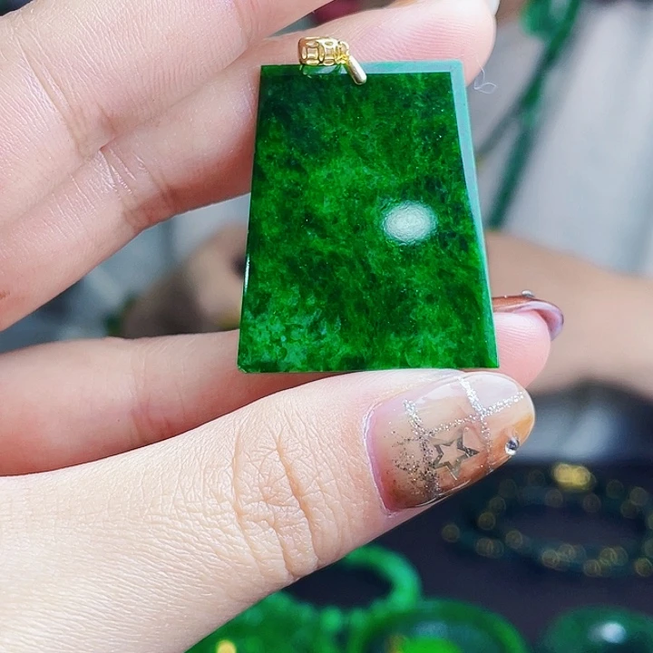 翡翠18K金镶嵌颈饰多样性