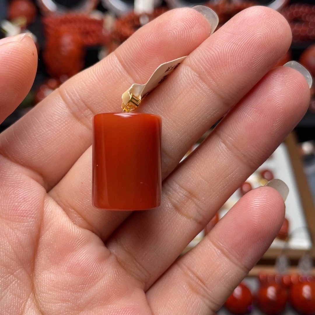 南红玛瑙18K金镶嵌桶珠吊坠