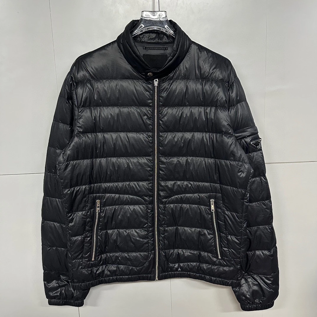 全新未使用  Prada 普拉达 侧边三角标羽绒服 48码 J00157