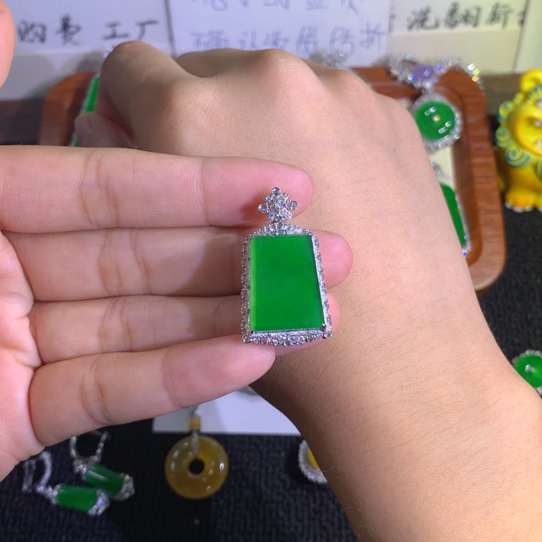 颈饰18K金镶嵌翡翠8888888