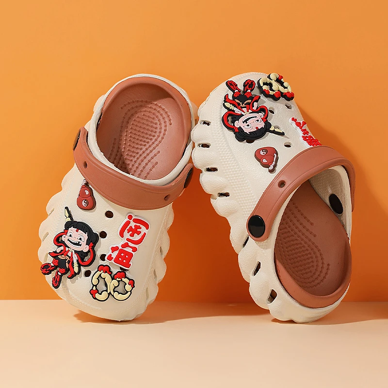 儿童洞洞鞋夏季新款哪吒拖鞋男女童户外沙滩鞋中大童防滑包头凉鞋