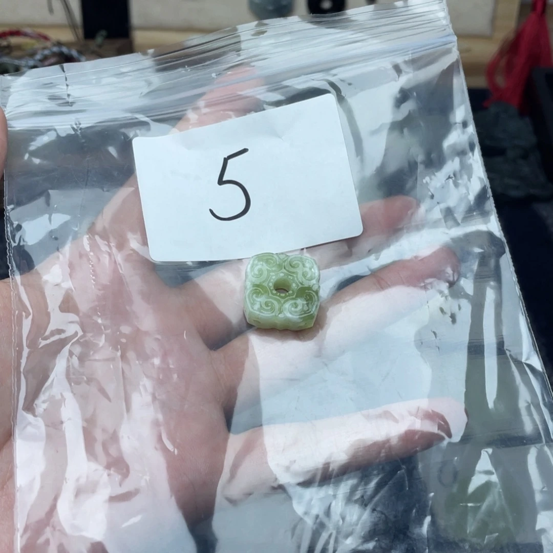 蛇纹石玉未镶嵌颈饰花**.