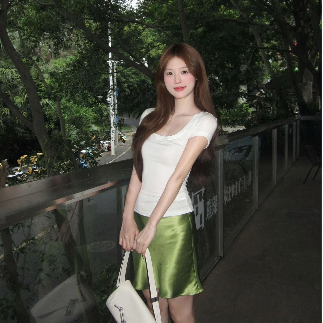 2025夏季新款白色百搭女上衣纯色显瘦气质圆领修身时尚小众简约