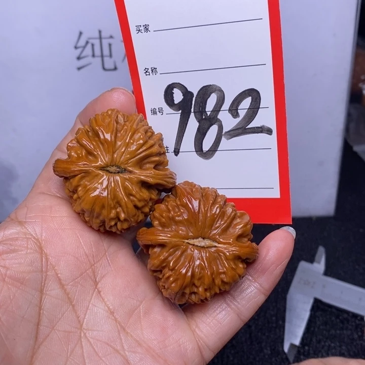 文玩核桃把件982，40白狮子色差