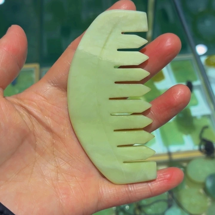 蛇纹石玉未镶嵌玉梳子