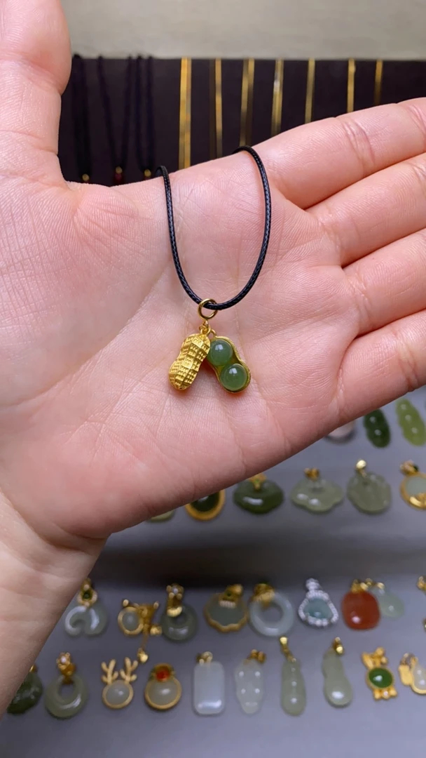 碧玉花生8*18精致和田玉吊坠