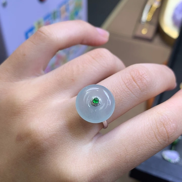 翡翠18K金镶嵌颈饰翡翠