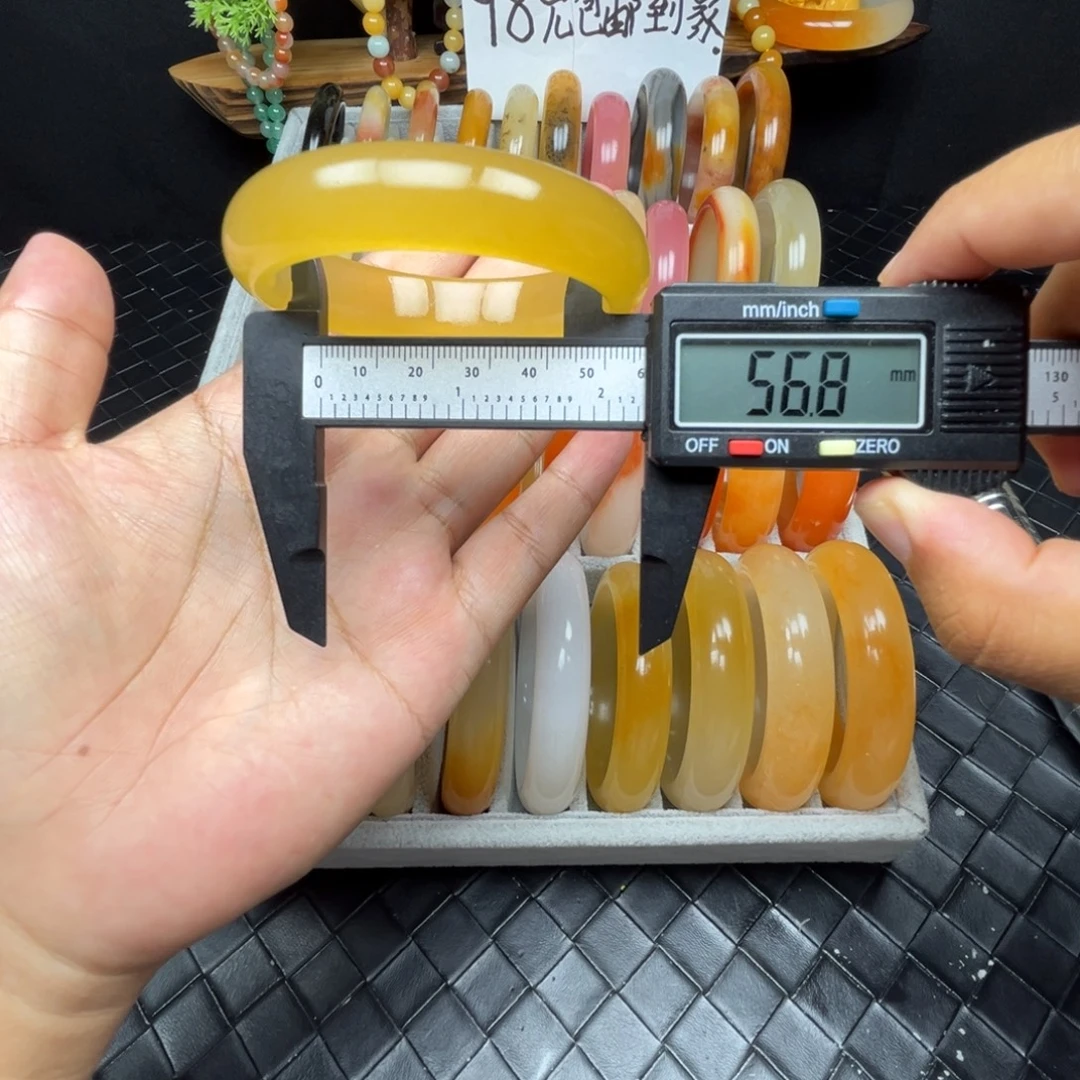 未镶嵌石英质玉（黄龙玉）手镯