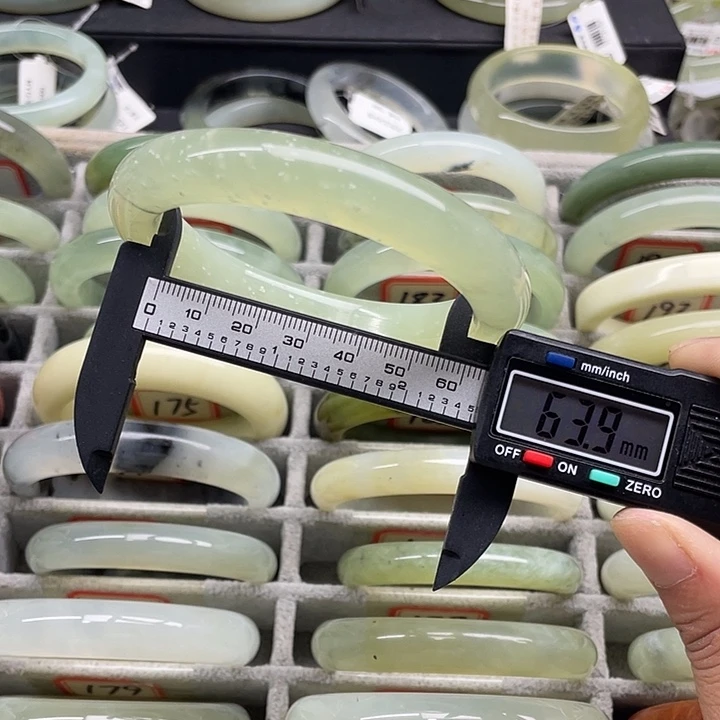 蛇纹石玉未镶嵌手镯180