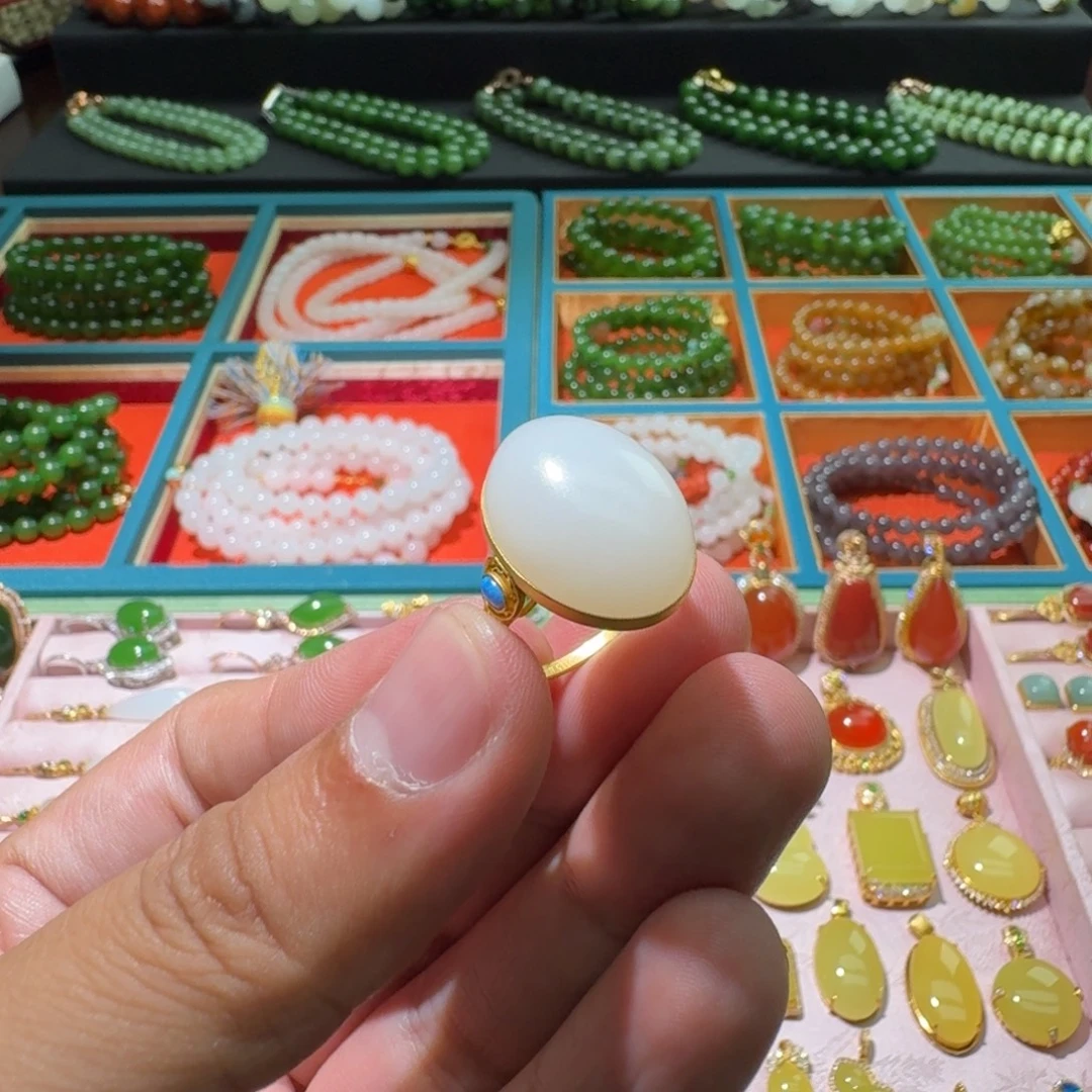 和田玉18K金镶嵌珠宝奇石白玉戒指