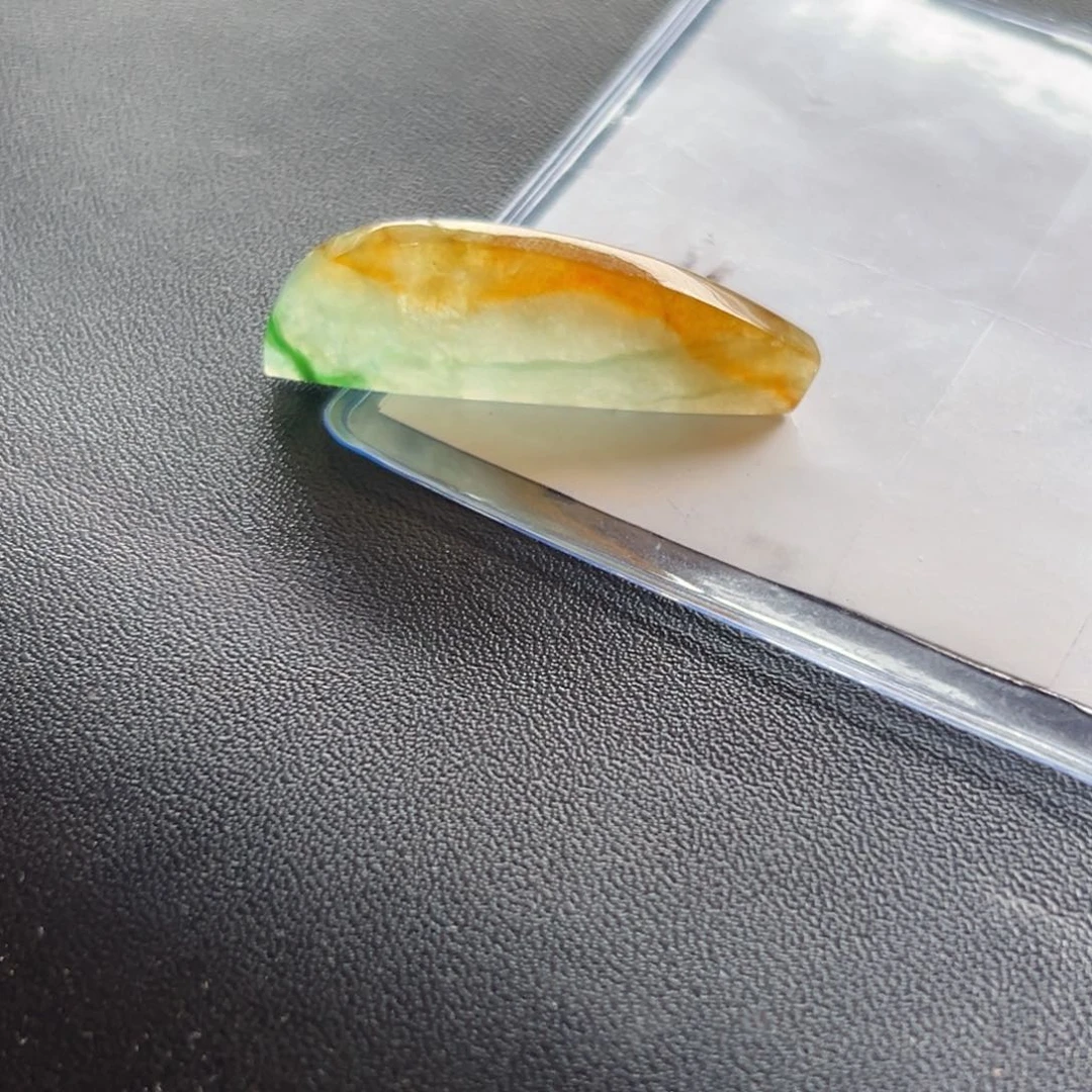 定制翡翠未镶嵌冰种三彩黄加绿特色吊坠