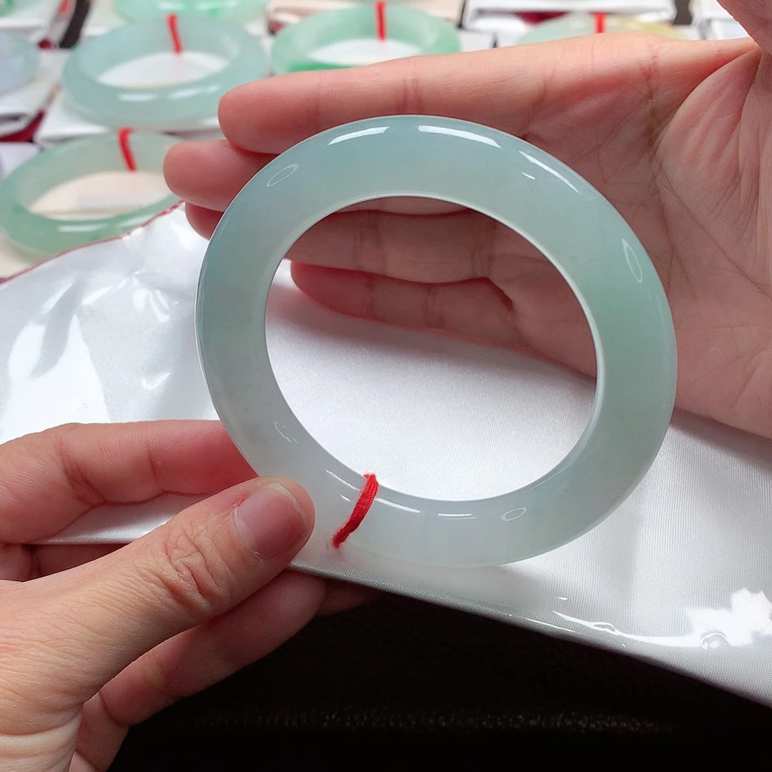 翡翠手镯（圆镯）未镶嵌天然A货翡翠手镯