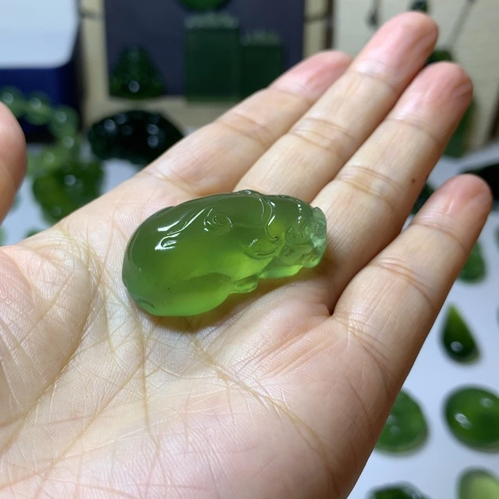 岫玉未镶嵌颈饰吊坠