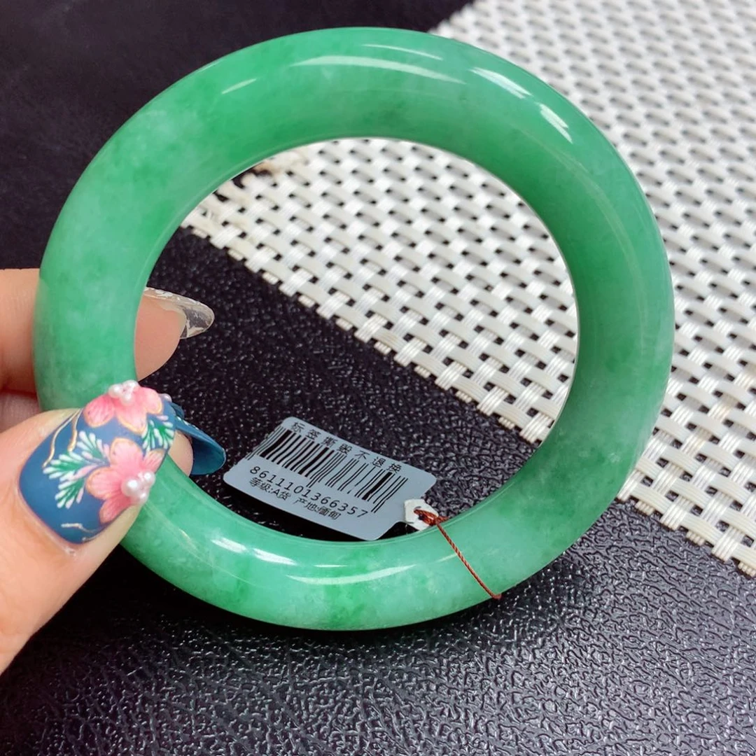 翡翠手镯未镶嵌缅甸