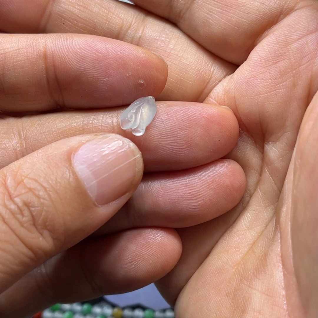 翡翠未镶嵌颈饰玉兰花