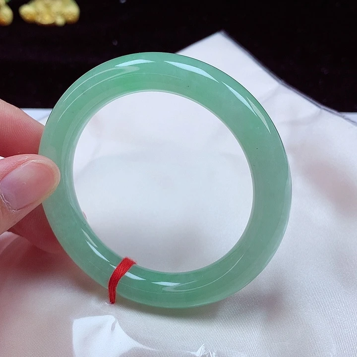 翡翠手镯（圆镯）未镶嵌56圈