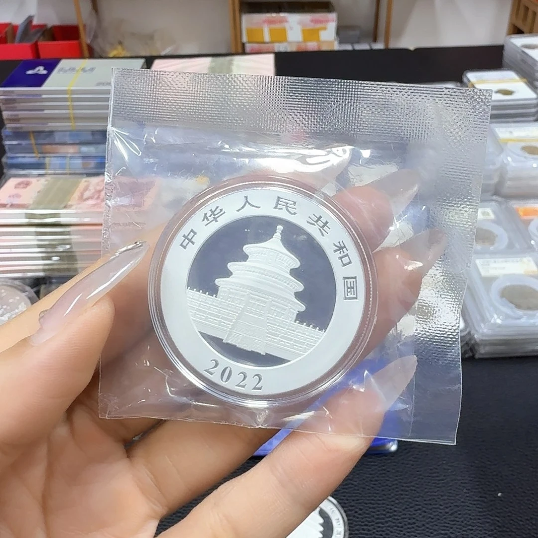 纯银2022熊猫银币。