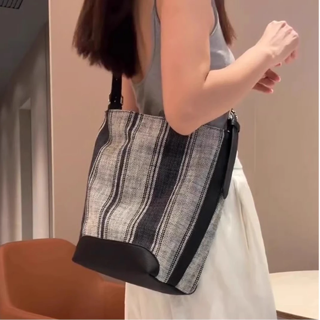 复古条纹托特包2025新款慵懒风高级感大容量水桶包通勤百搭单肩包