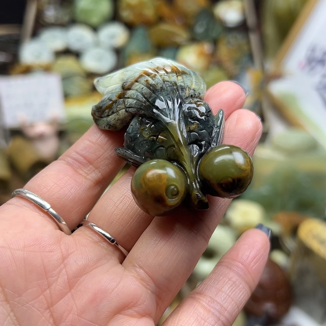 岫玉未镶嵌颈饰花玉俏色金鱼