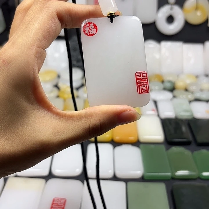 颈饰未镶嵌石英质玉（金丝玉）