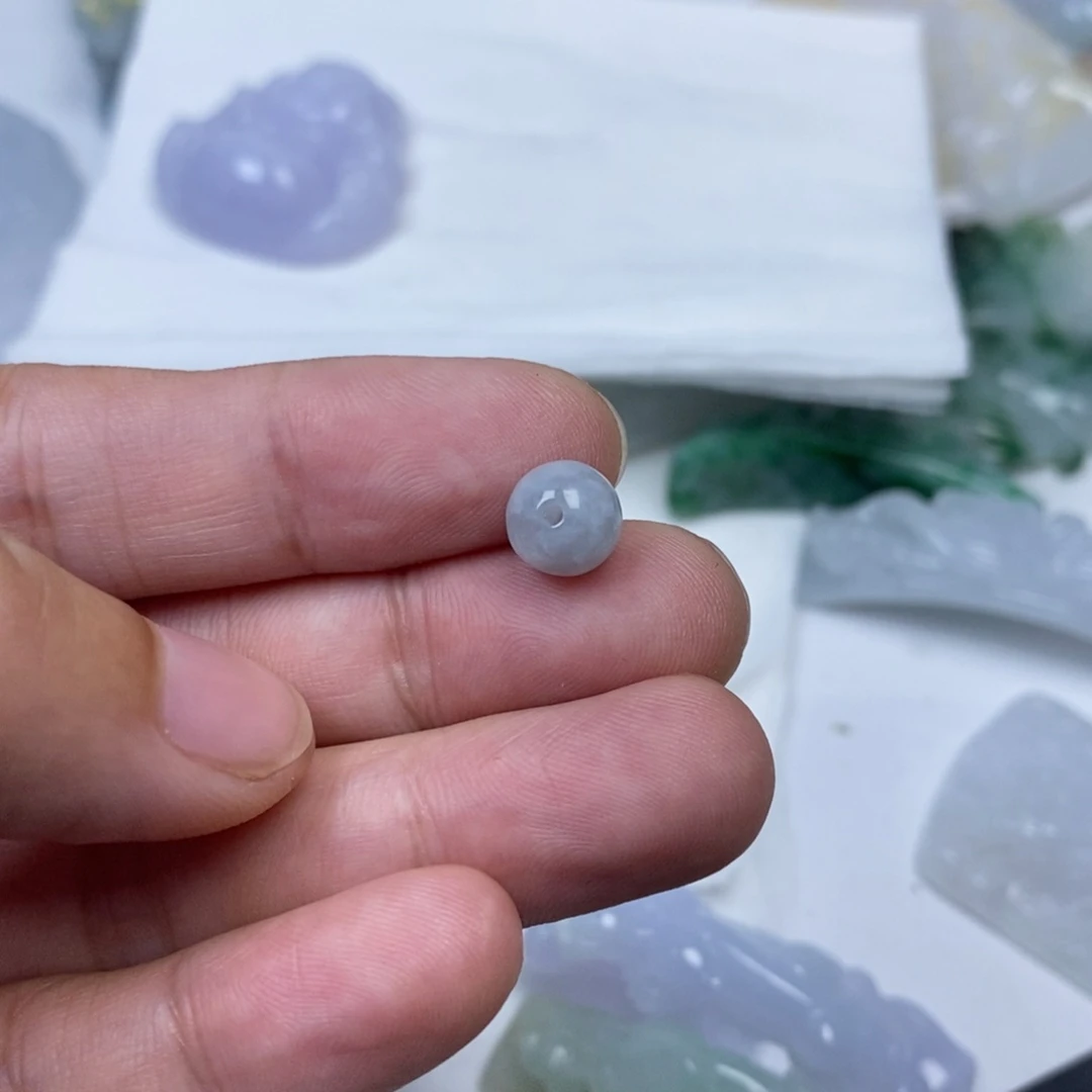 翡翠未镶嵌颈饰在***数翡翠