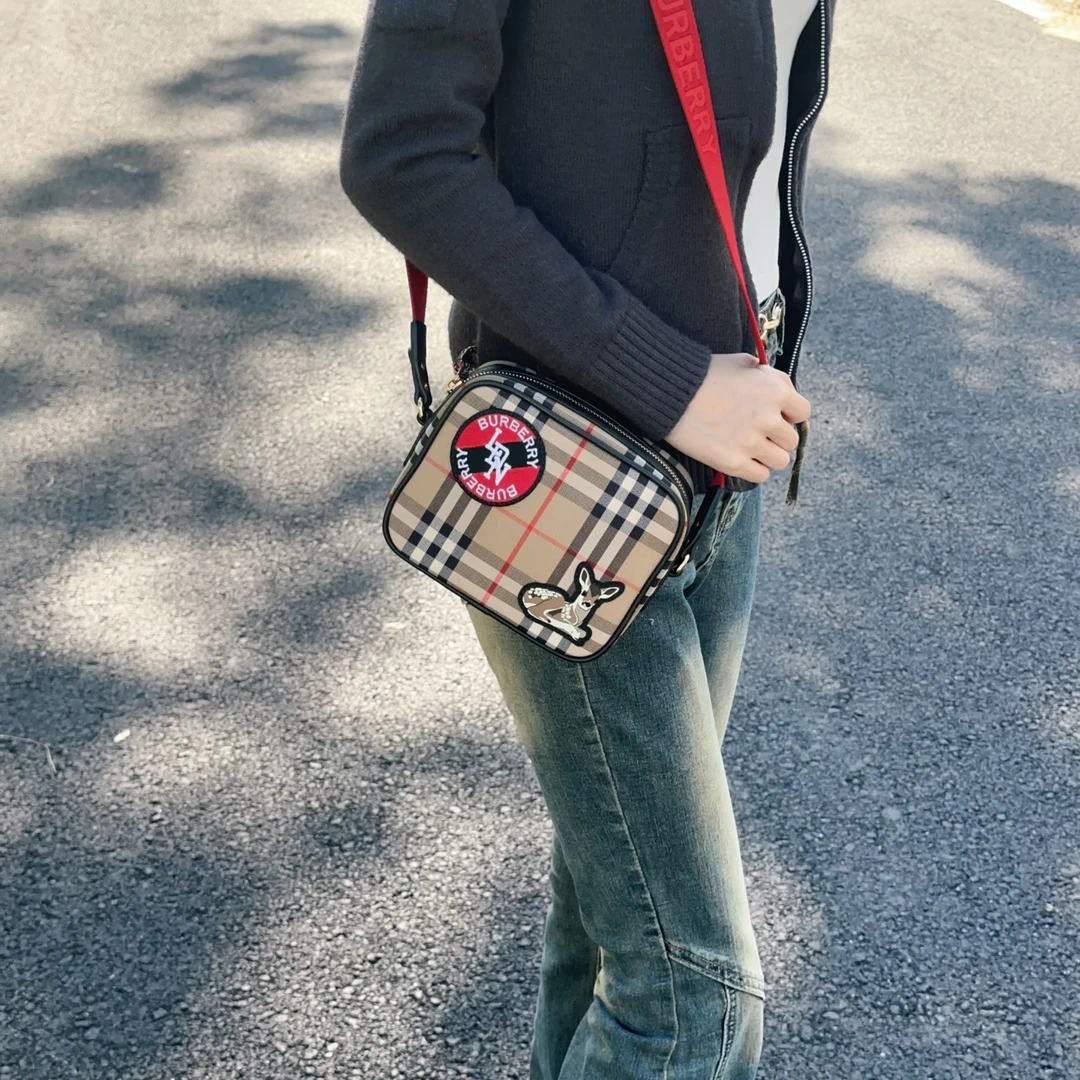 99新 BURBERRY/博柏利 十字纹小鹿相机包 Anwen 7039