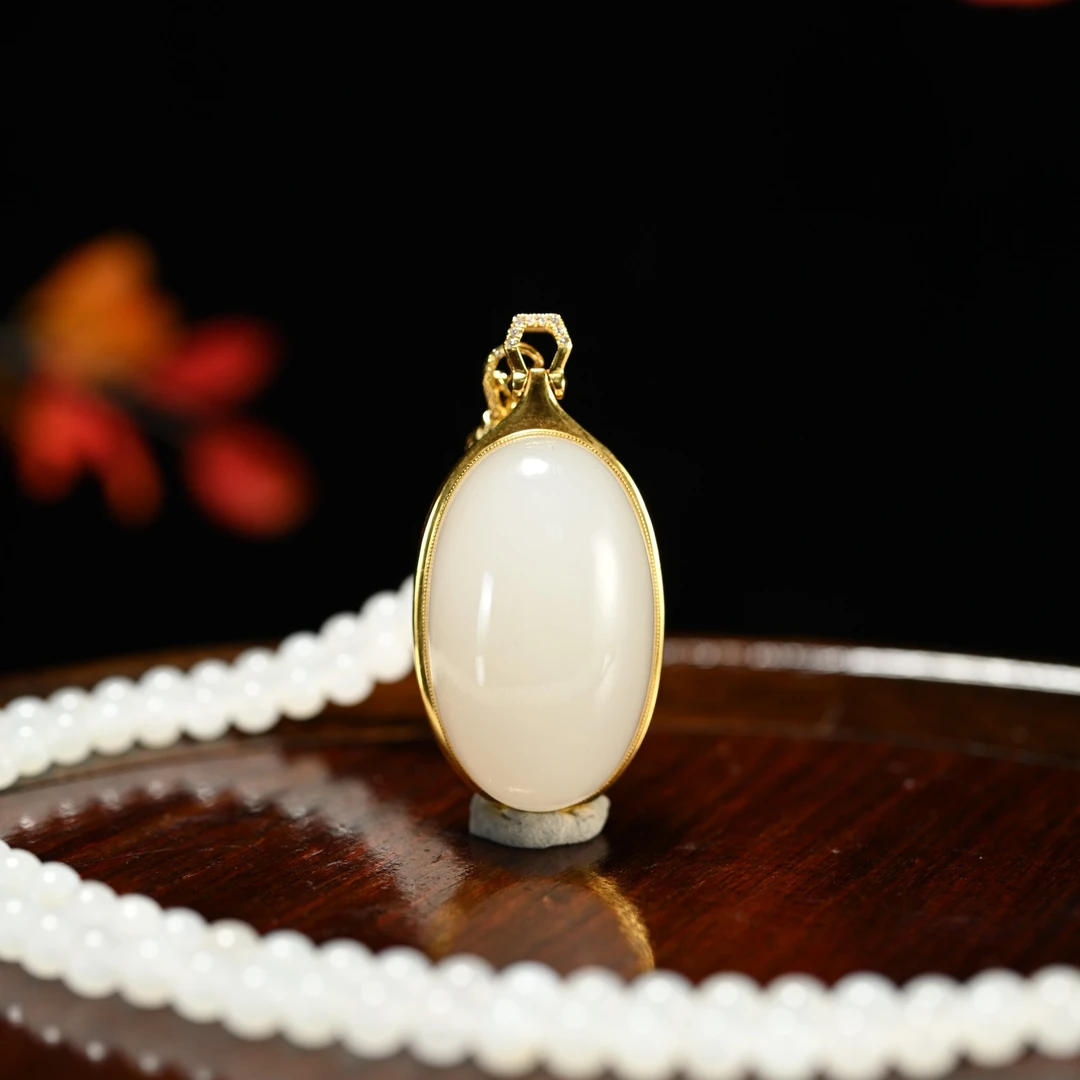 LOT8807 2512050019和田玉白玉蛋面挂件/保利