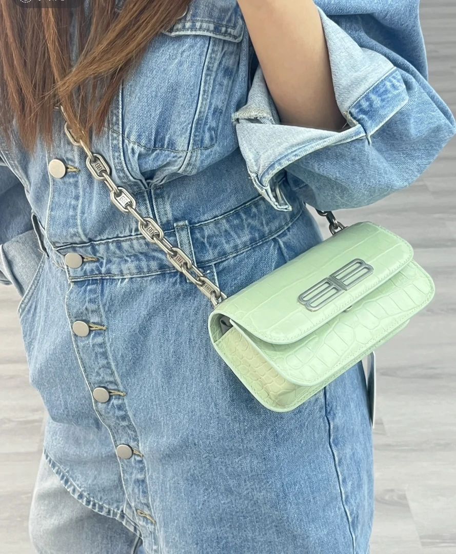 95新 Balenciaga/巴黎世家 薄荷绿鳄鱼压纹斜挎包 27329976