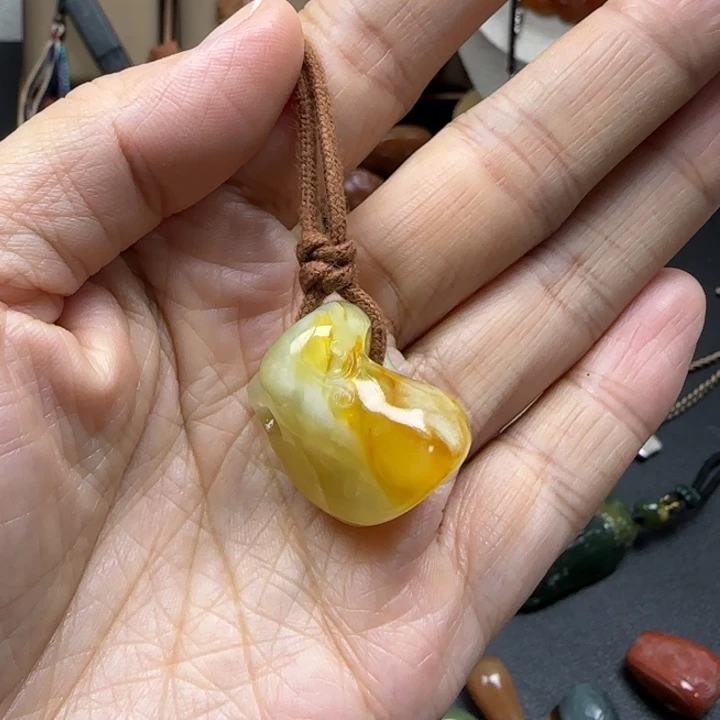 楼***萱未镶嵌蛇纹石玉颈饰