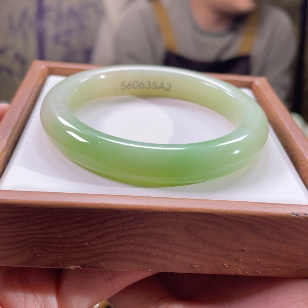 米***和田玉未镶嵌手镯56圈