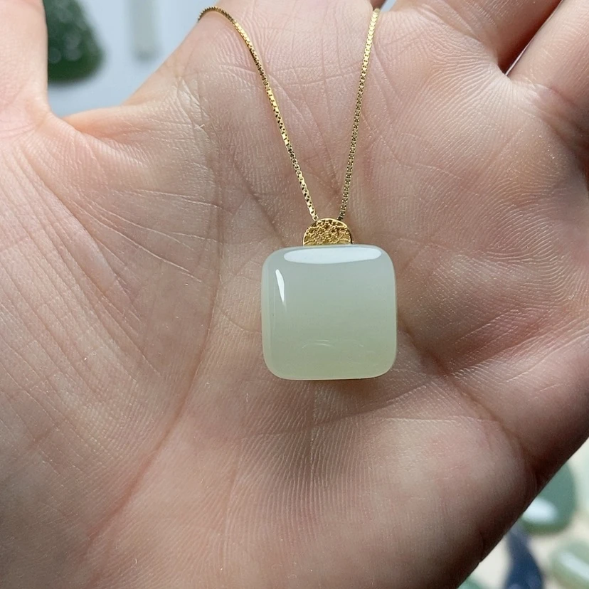 【闪购商品】颈饰18K金镶嵌和田玉