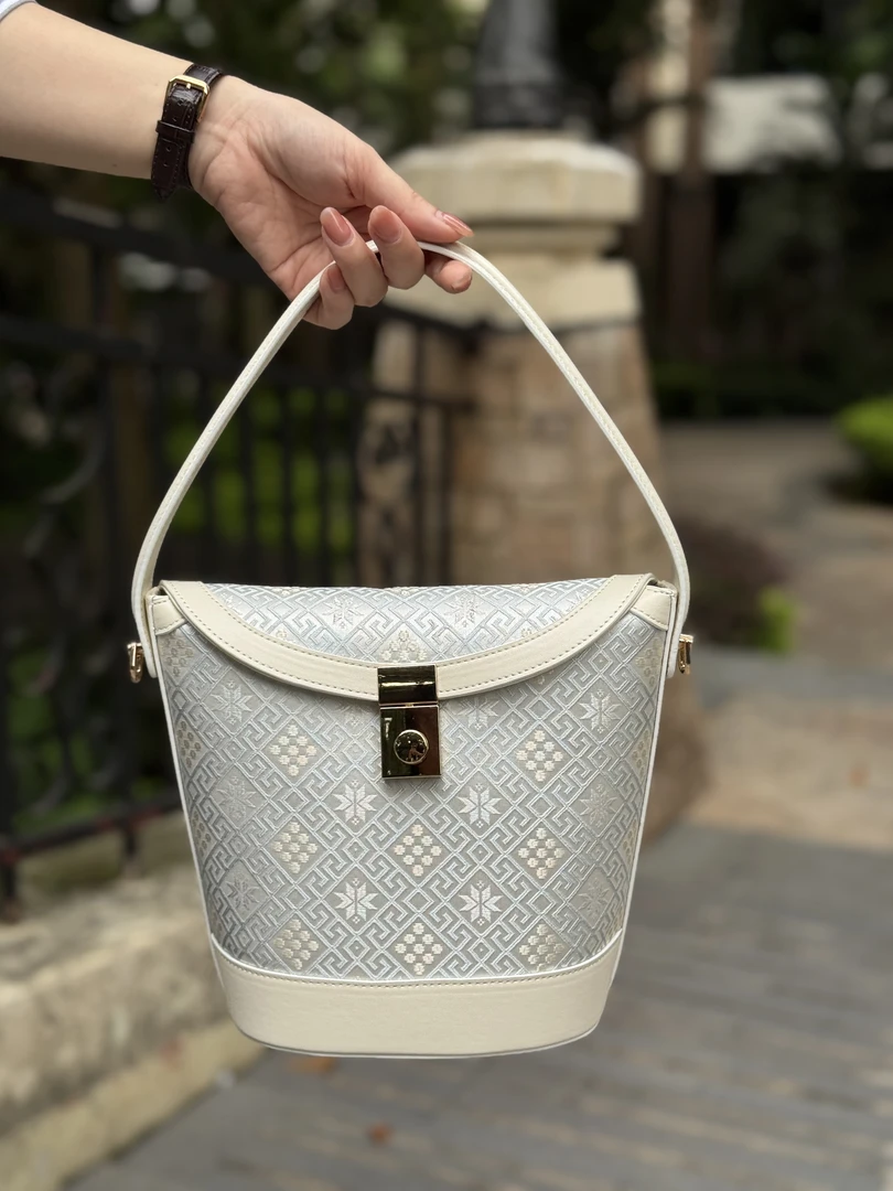 水桶包斜挎非遗壮锦包包单肩包手提包休闲百搭新款女款轻奢小众