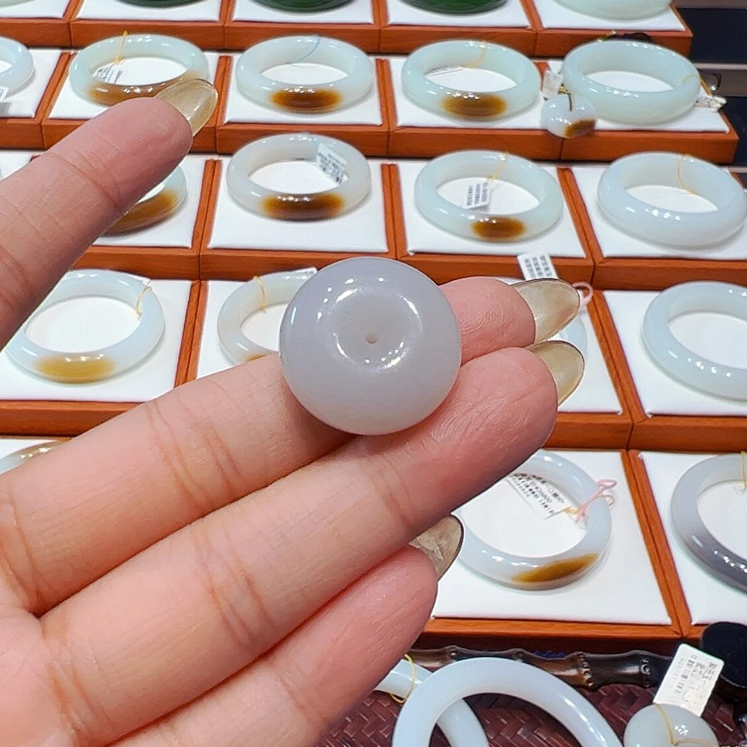 糕***冷和田玉未镶嵌手镯