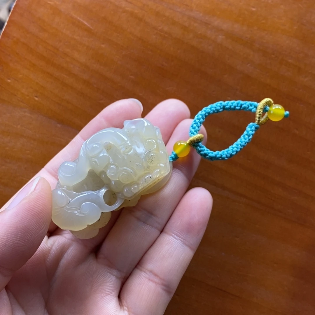 未镶嵌石英质玉（黄龙玉）颈饰