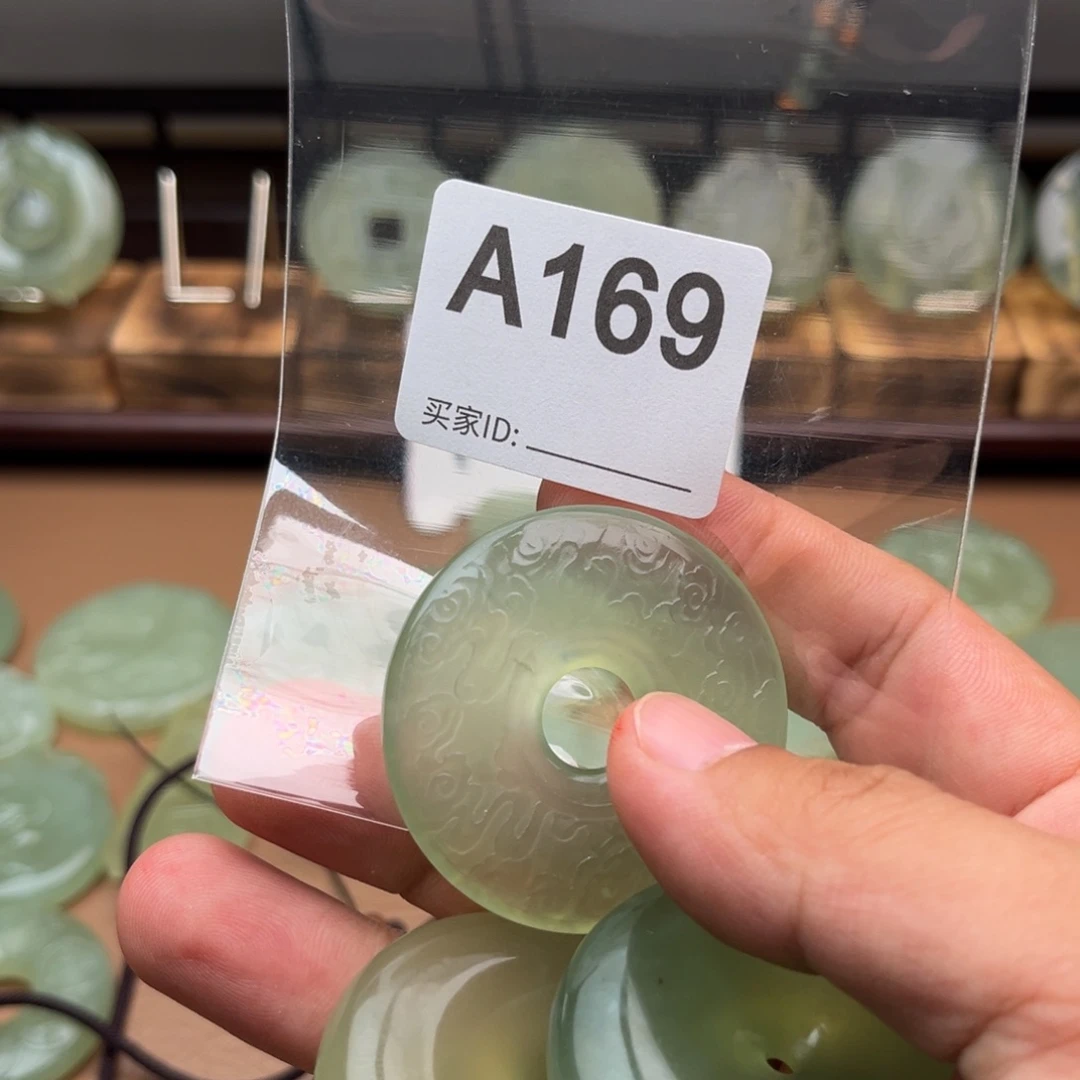 老***）蛇纹石玉未镶嵌颈饰