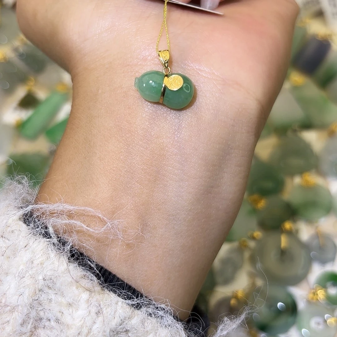 翡翠18K金镶嵌颈饰葫芦