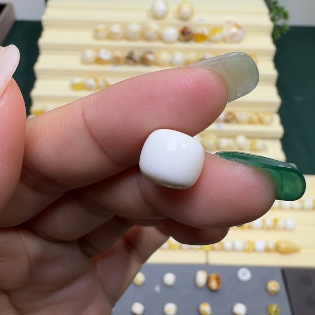 未镶嵌琥珀裸石10加老型漆白