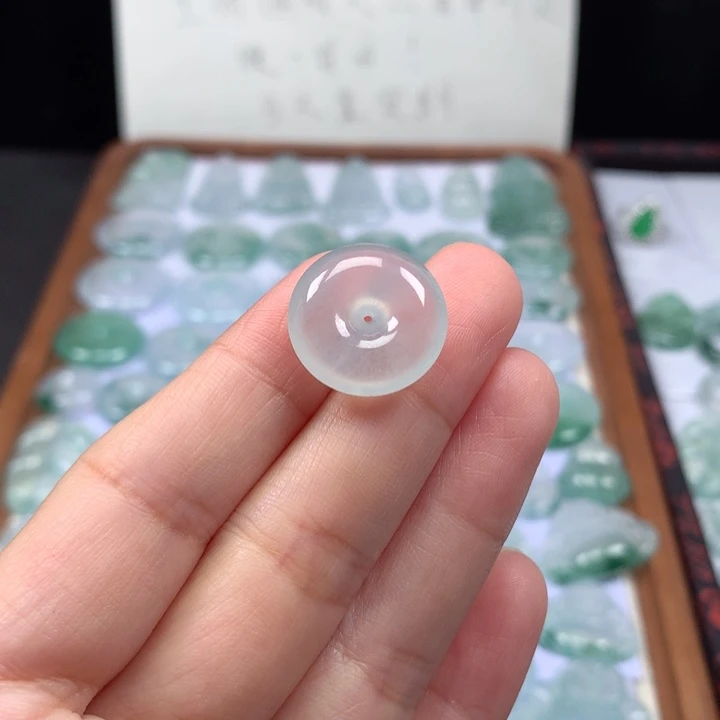 颈饰未镶嵌翡翠冰种肥扣子